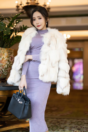 亚洲国产精品SUV皮草紫色连衣裙美女性感写真图片