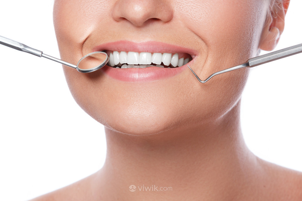 关注定期牙医检查的重要牙科牙齿图片