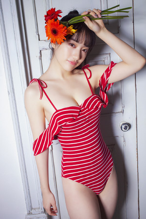 日韩美女手拿鲜花泳装美女图片