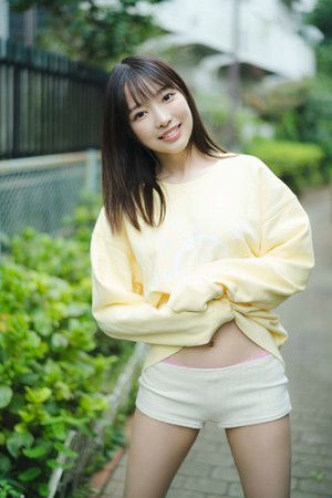 日本性感美女写真卫衣超短裤美女图片