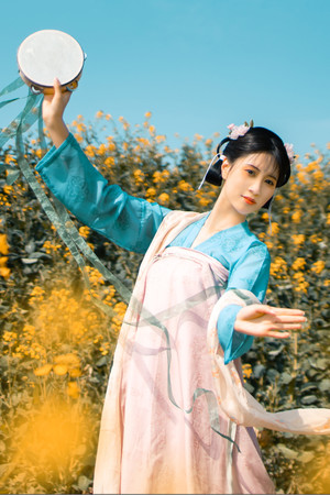 个人艺术照写真在油菜花田跳舞的古装美女图片