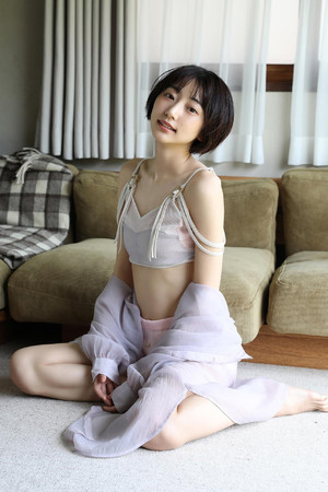 短发性感mm写真日本美女图片