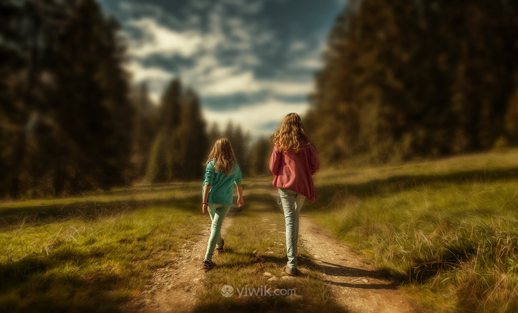 两个小女孩走在路上图片