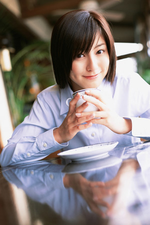 捧着咖啡杯的短发日本美女图片